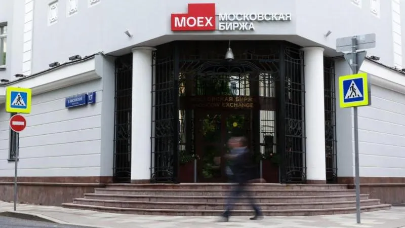 Russian Stock Market Bounces Into Growth at the Open, Showing Resilience