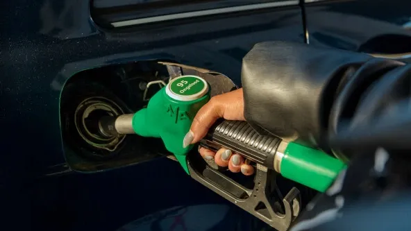 Gasoline price breaks all records, yet motorists keep driving