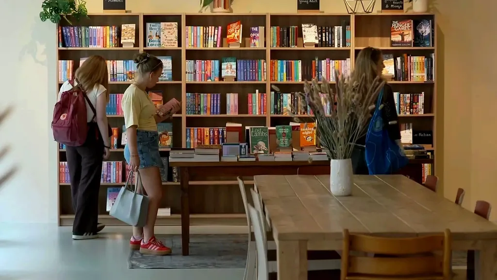 More and more English-language bookstores, partly driven by social media