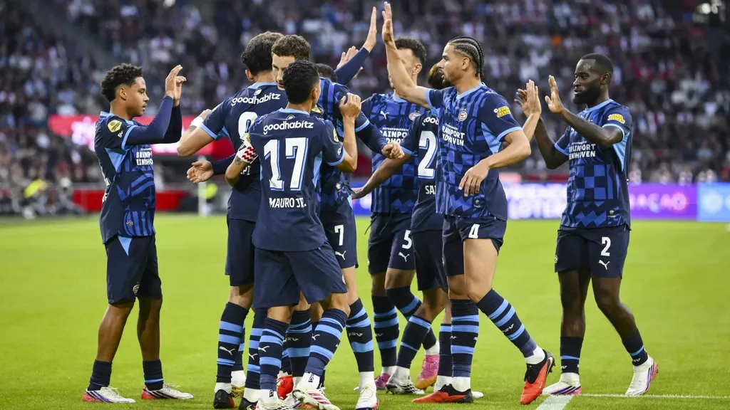 PSV defeats Ajax in Amsterdam in tumultuous top clash (3-1)