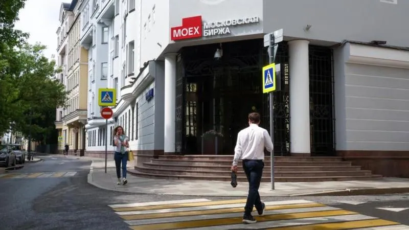 Russian stock market slips at the opening of trading