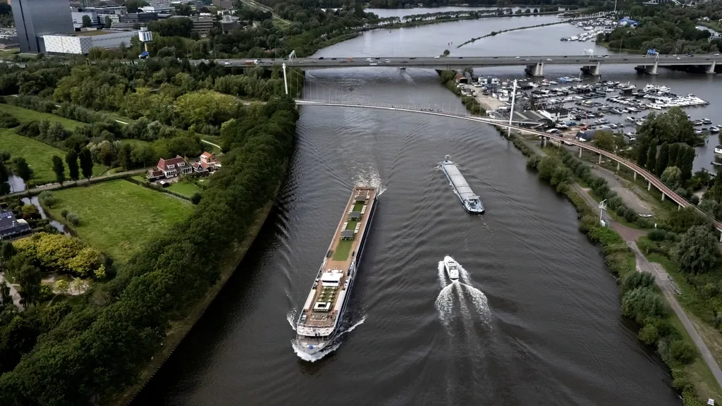 Rijkswaterstaat backs down: Amsterdam–Rhine Canal to remain open at night